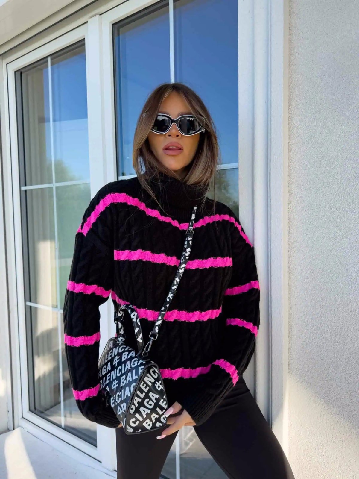 Sweter golf INKO pasy, czarno-różowe