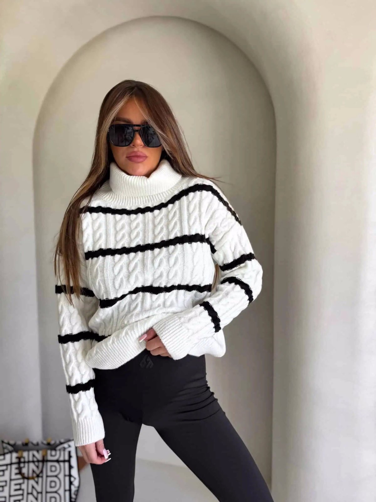 Sweter golf INKO pasy, ecru-czarne