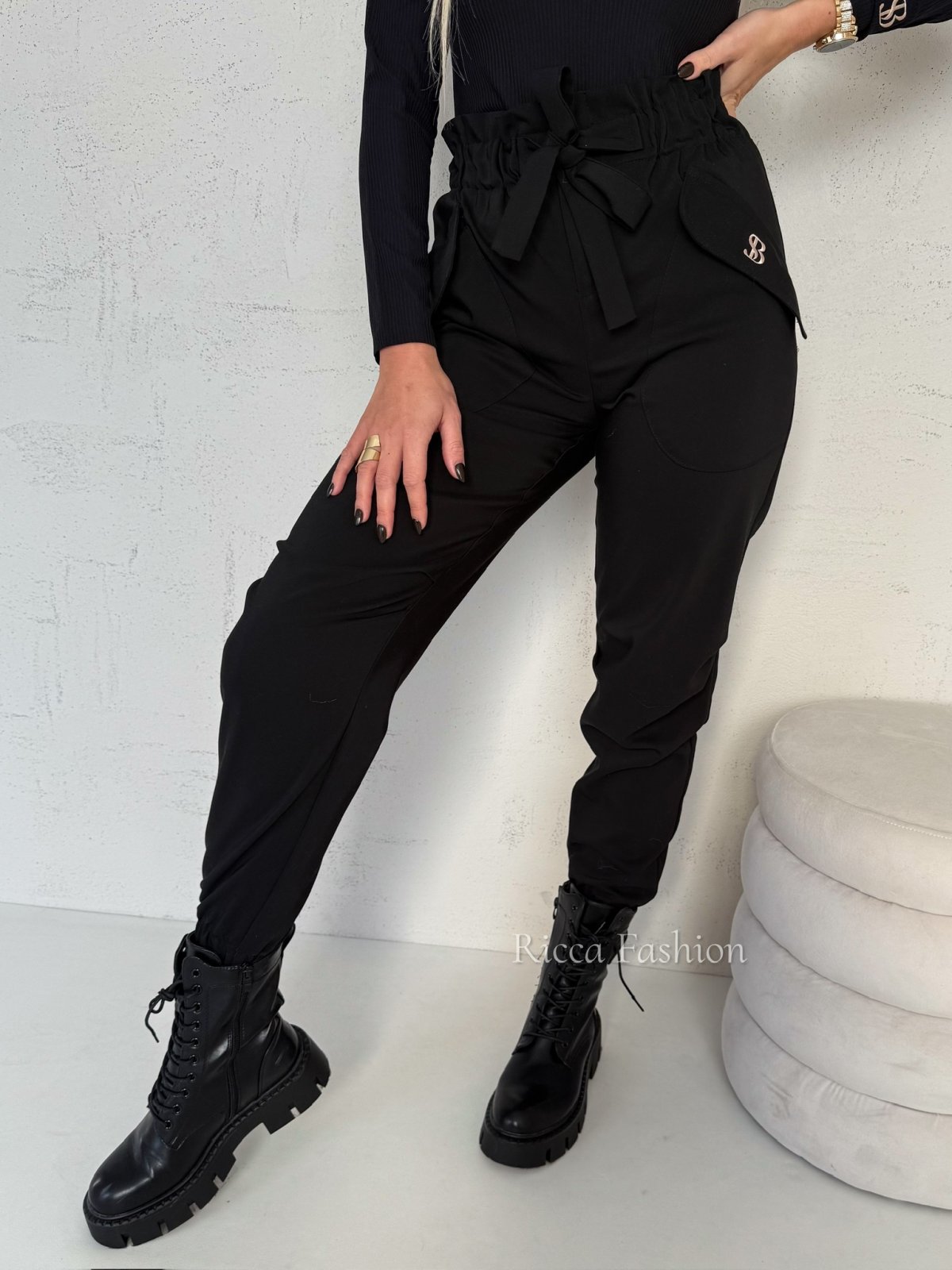 Spodnie joggery PANTONE, black