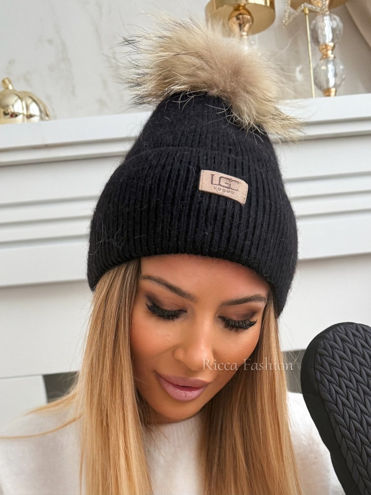 Czapka z angorą i jenotem ANGI, black