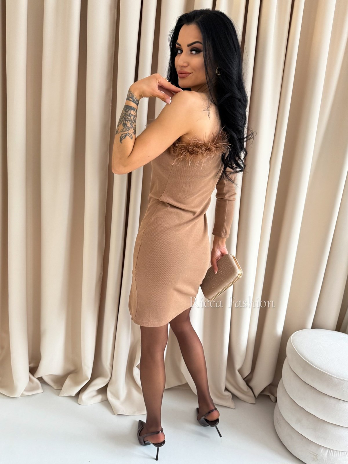 Sukienka z piórkami CALIOPPE, carmel