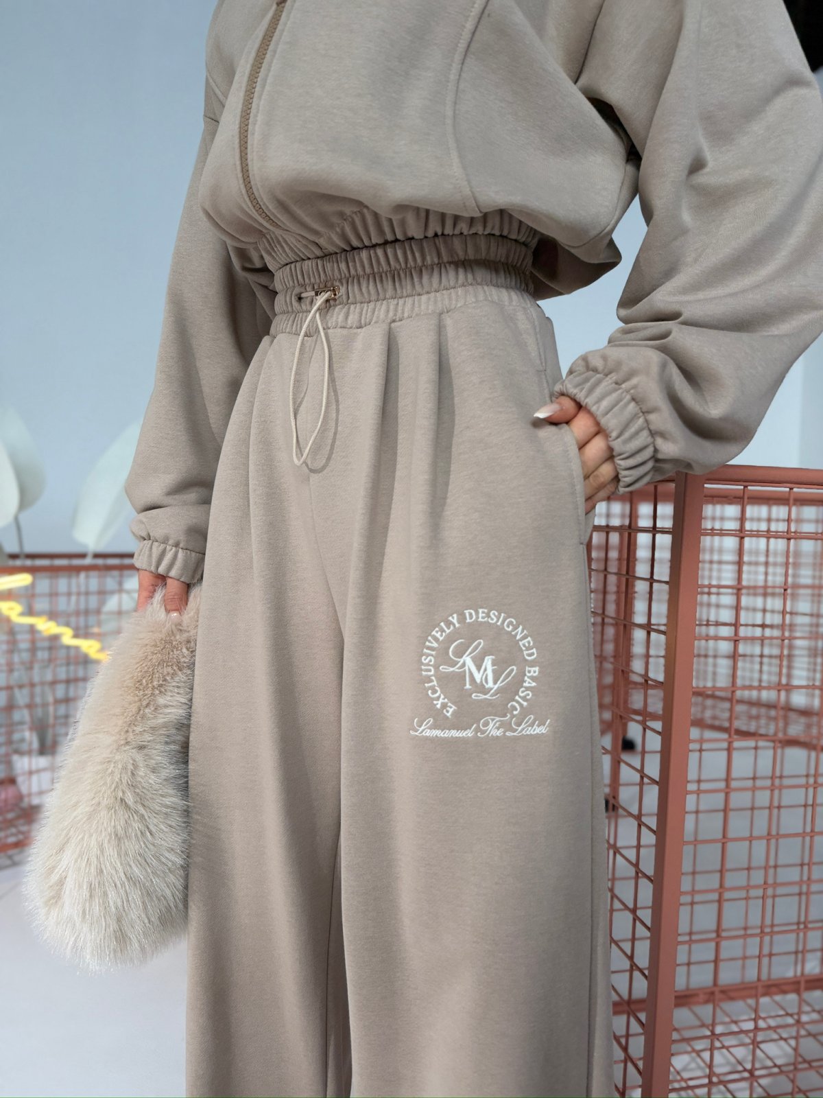 Spodnie dresowe REGULAR, latte